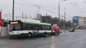 U Hlavního nádraží v Plzni se srazil trolejbus s tramvají.