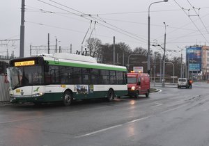 U Hlavního nádraží v Plzni se srazil trolejbus s tramvají.