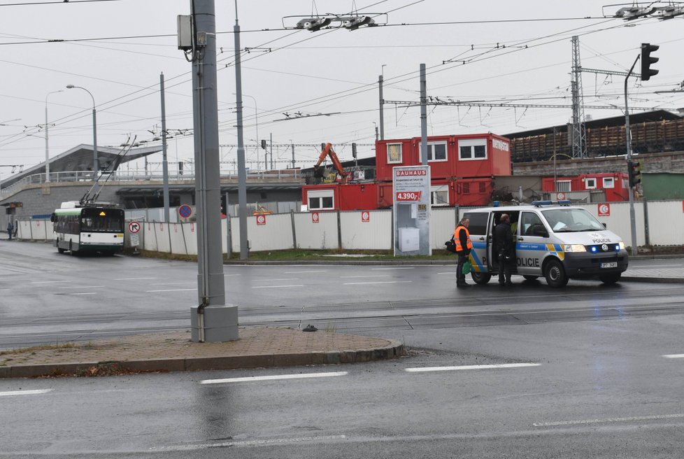 U Hlavního nádraží v Plzni se srazil trolejbus s tramvají.