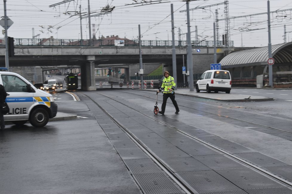 U Hlavního nádraží v Plzni se srazil trolejbus s tramvají.