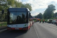 Řidič (†30) v Ústí naboural trolejbus, vylezl okénkem a zkolaboval: Záchranáři ho už neoživili