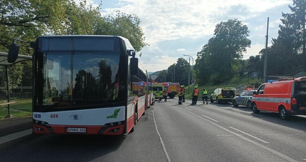 Při srážce s trolejbusem zemřel v Ústí nad Labem řidič osobního vozu.