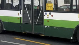 Havárie trolejbusu v Plzni: Řidič manželům poškodil nový vozík.