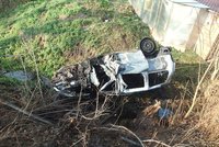 Brutální nehoda na Trutnovsku: Sebevrah po havárii uvázl v hořícím autě