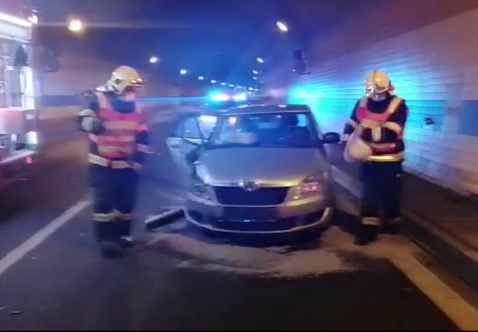 Policisté pomohli řidiči, který se vážně zranil při nehodě v tunelu Blanka.