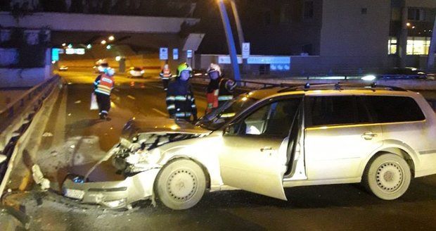Nehoda mezi tunelem Mrázovka a Strahovským tunelem: Nabourané auto blokovalo provoz
