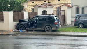 Bizár v Úhonicích u Prahy: Vězni ukradli BMW a nabourali do plotu