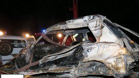 Při noční nehodě uhořel řidič, policie pátrá po jeho totožnosti.