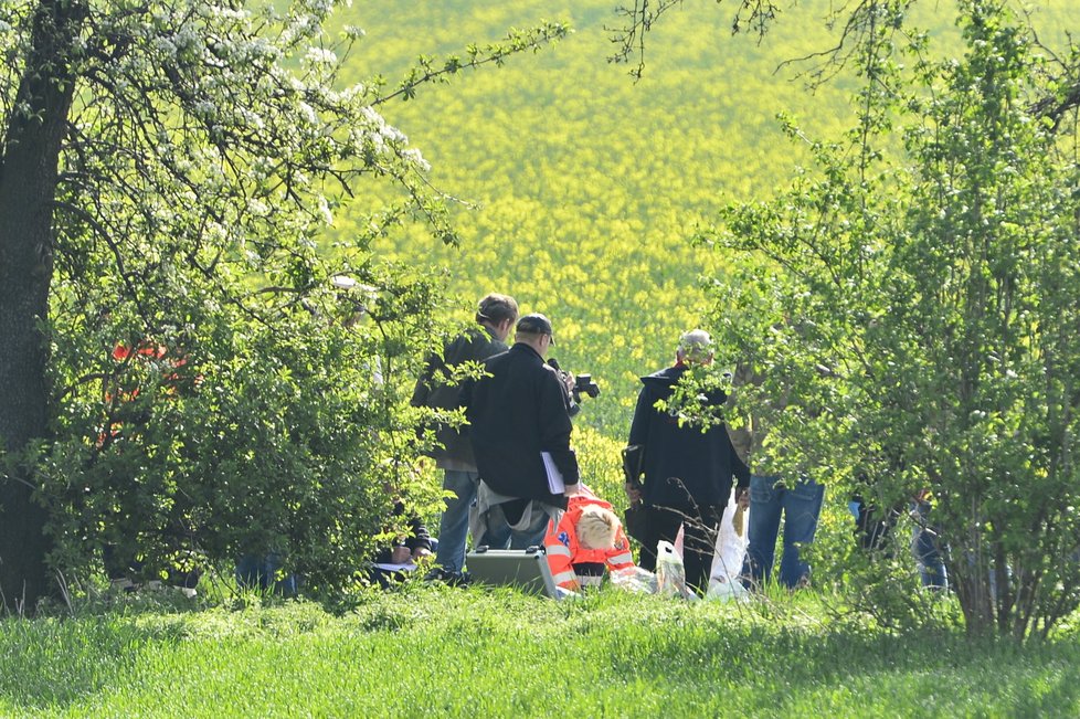 V Praze - Uhříněvsi policisté našli dvě mrtvá těla poblíž vedlejší komunikace.