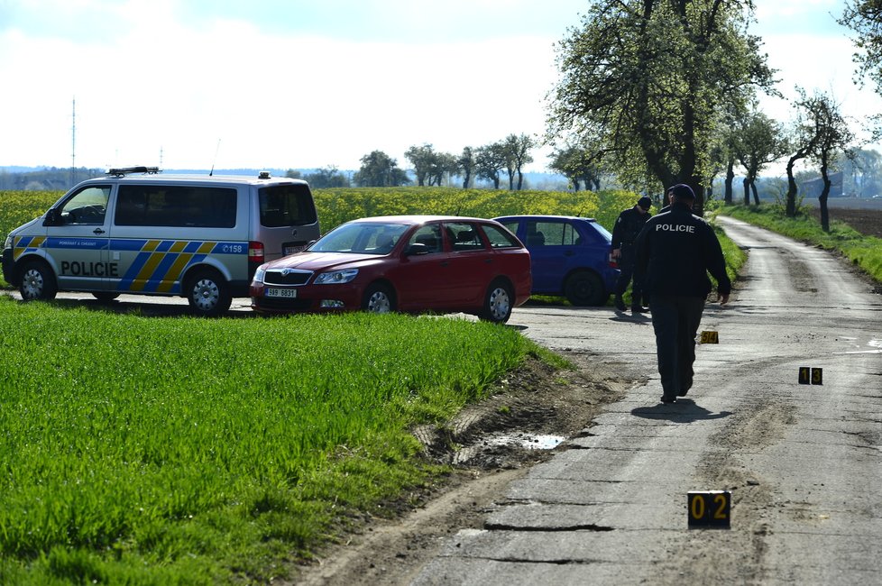 V Praze - Uhříněvsi policisté našli dvě mrtvá těla poblíž vedlejší komunikace.