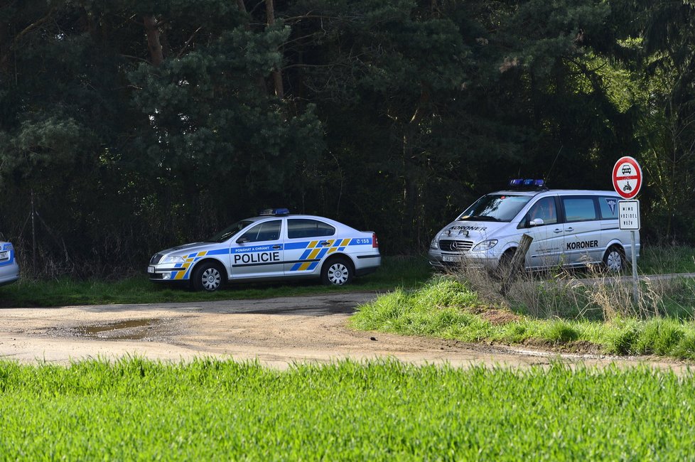 V Praze - Uhříněvsi policisté našli dvě mrtvá těla poblíž vedlejší komunikace.