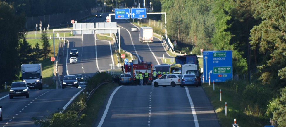 Při srážce autobusu s kamionem u Sulkova nedaleko Plzně zemřela žena.