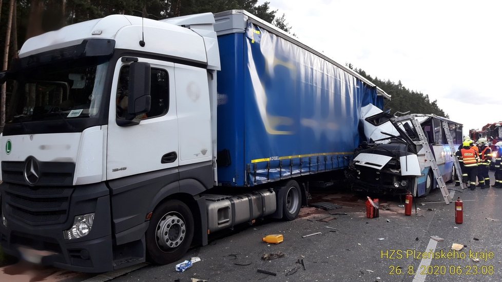 Při srážce autobusu s kamionem u Sulkova nedaleko Plzně zemřela žena.