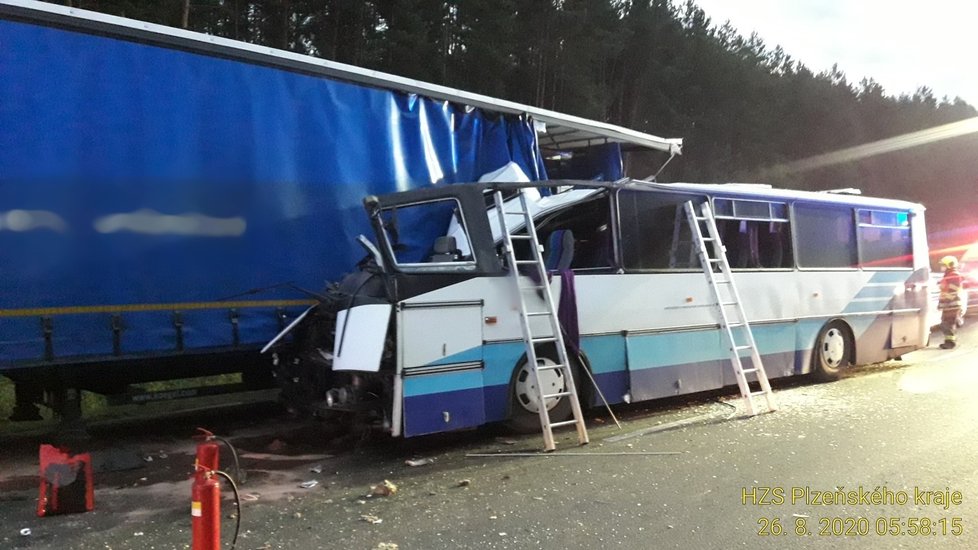 Při srážce autobusu s kamionem u Sulkova nedaleko Plzně zemřela žena.