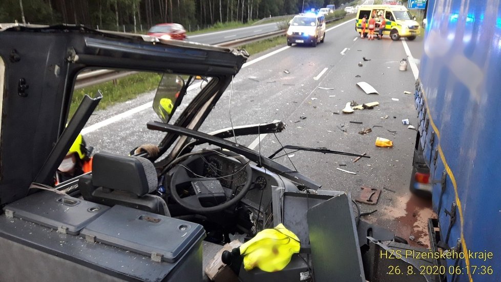 Při srážce autobusu s kamionem u Sulkova nedaleko Plzně zemřela žena.