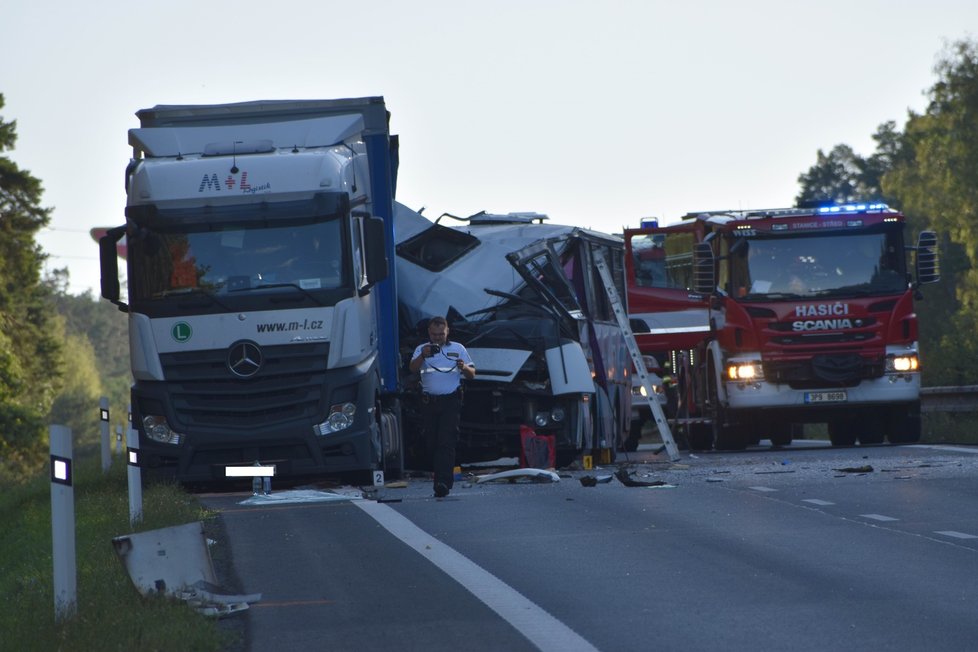 Při srážce autobusu s kamionem u Sulkova nedaleko Plzně zemřela žena.