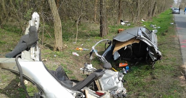 Auto se roztrhlo vejpůl. Zemřela v něm 19letá řidička