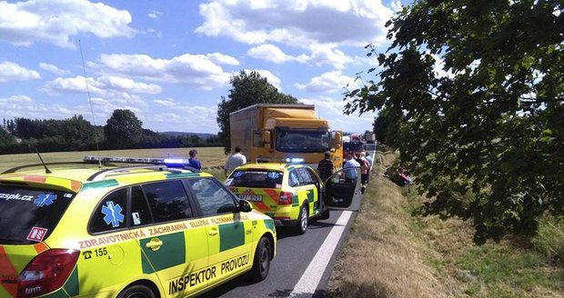 Tragédie na Náchodsku: Po nehodě zemřel cyklista i spolujezdkyně v autě