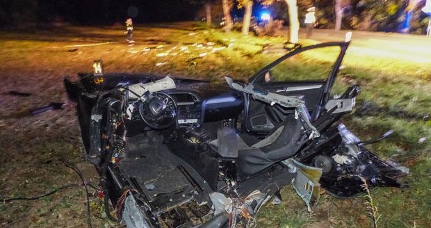 Děsivá tragédie na Břeclavsku: Řidič (25) po nárazu do stromu rozpůlil auto, na místě zemřel