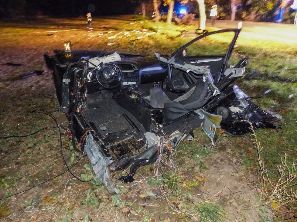 Obraz zkázy. O víkendu zemřel na Břeclavsku jiný mladý řidič (25). Po nárazu do stromu přepůlil své audi.