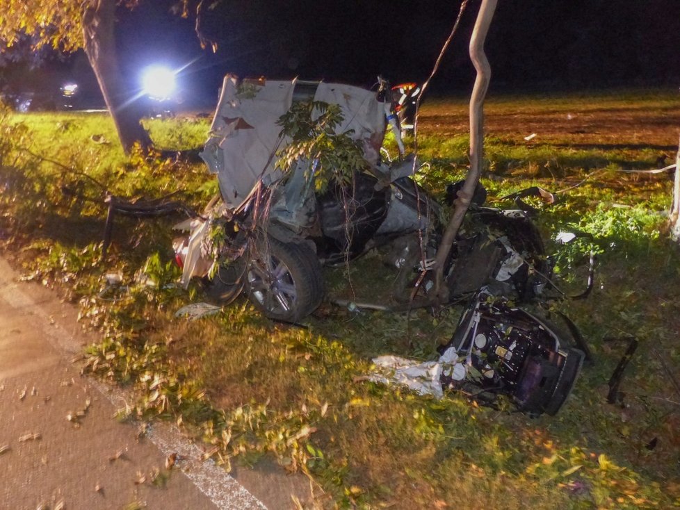 Obraz zkázy. O víkendu zemřel na Břeclavsku jiný mladý řidič (25). Po nárazu do stromu přepůlil své audi.