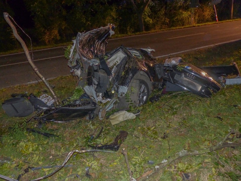 Obraz zkázy. O víkendu zemřel na Břeclavsku jiný mladý řidič (25). Po nárazu do stromu přepůlil své audi.