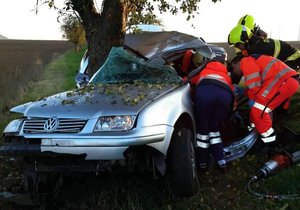Ve stříbrné voze značky VW vyhasl ve čtvrtek večer na Brněnsku život devatenáctiletého šoféra. Po nárazu do stromu svým zraněním na místě podlehl.