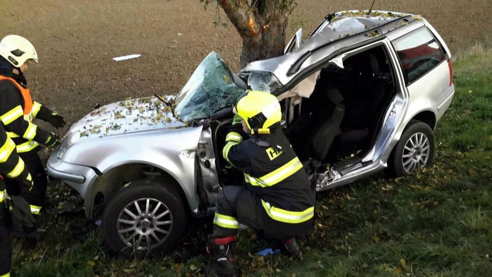 Ve stříbrné voze značky VW vyhasl ve čtvrtek večer na Brněnsku život devatenáctiletého šoféra. Po nárazu do stromu svým zraněním na místě podlehl.