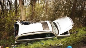 Tragická dopravní nehoda u Čečkovic na Tachovsku, řidič vypadl z auta a zemřel.