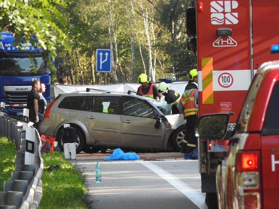 U Votice se čelně střetl osobní vůz s nákladním. Dva cestující nehodu nepřežili.