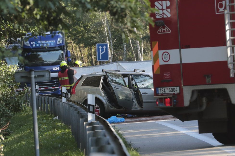 U Votice došlo k tragické dopravní nehodě, při které zemřeli dva lidé. Další byl s těžkými poraněními letecky přepraven do FN Motol.