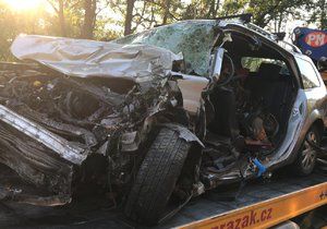 U Votic se čelně srazil osobní automobil s kamionem. Dva cestující osobáku svým zraněním bohužel podlehli na místě.