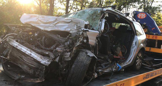 Tragická nehoda u Votic: Po srážce kamionu s osobákem zemřeli dva lidé, další bojuje o život