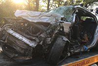 Tragická nehoda u Votic: Po srážce kamionu s osobákem zemřeli dva lidé, další bojuje o život