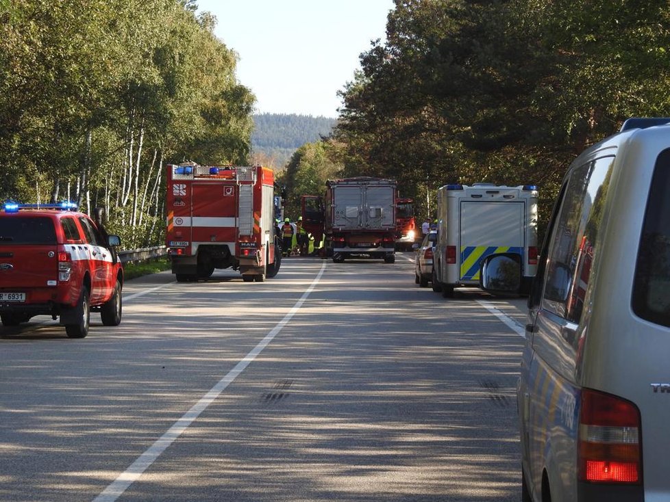 U Votice se čelně střetl osobní vůz s nákladním. Dva cestující nehodu nepřežili.