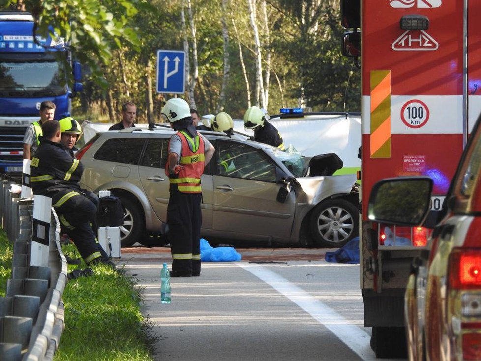 U Votice se čelně střetl osobní vůz s nákladním. Dva cestující nehodu nepřežili.