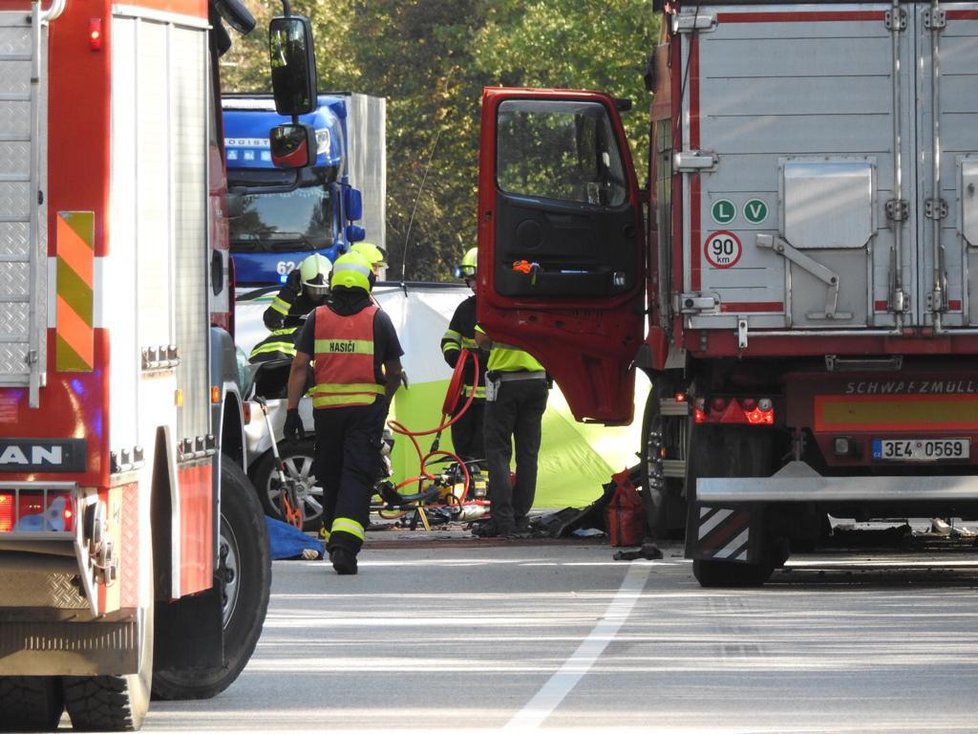 U Votice se čelně střetl osobní vůz s nákladním. Dva cestující nehodu nepřežili.