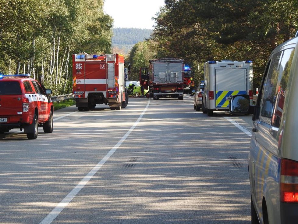 U Votice se čelně střetl osobní vůz s nákladním. Dva cestující nehodu nepřežili.