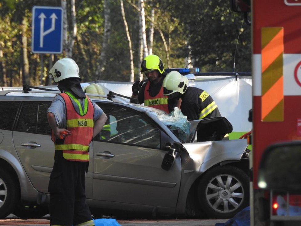 U Votice se čelně střetl osobní vůz s nákladním. Dva cestující nehodu nepřežili.