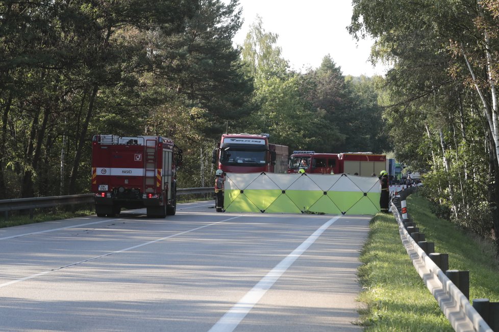 U Votice došlo k tragické dopravní nehodě, při které zemřeli dva lidé. Další byl s těžkými poraněními letecky přepraven do FN Motol.