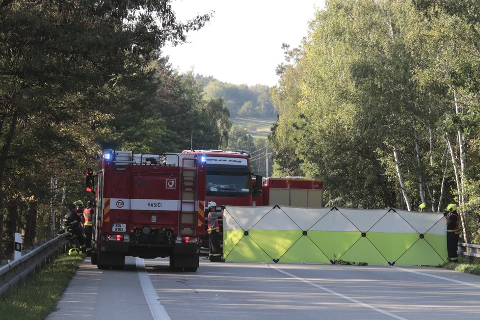 U Votice došlo k tragické dopravní nehodě, při které zemřeli dva lidé. Další byl s těžkými poraněními letecky přepraven do FN Motol.