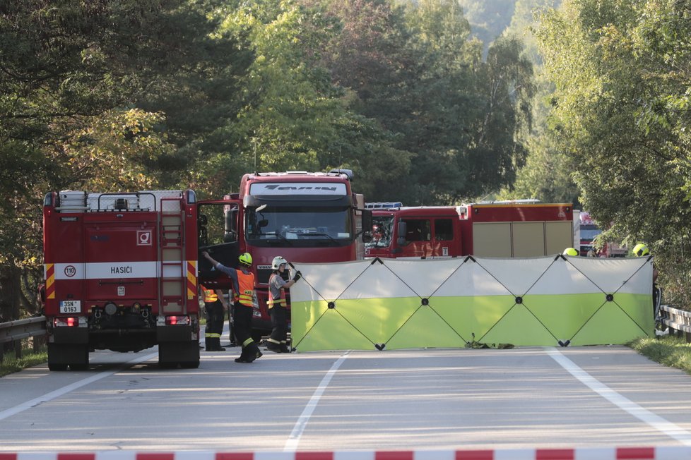 U Votice došlo k tragické dopravní nehodě, při které zemřeli dva lidé. Další byl s těžkými poraněními letecky přepraven do FN Motol.