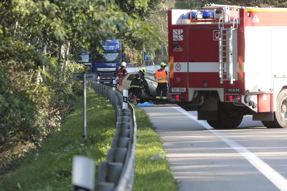 U Votice došlo k tragické dopravní nehodě, při které zemřeli dva lidé. Další byl s těžkými poraněními letecky přepraven do FN Motol.