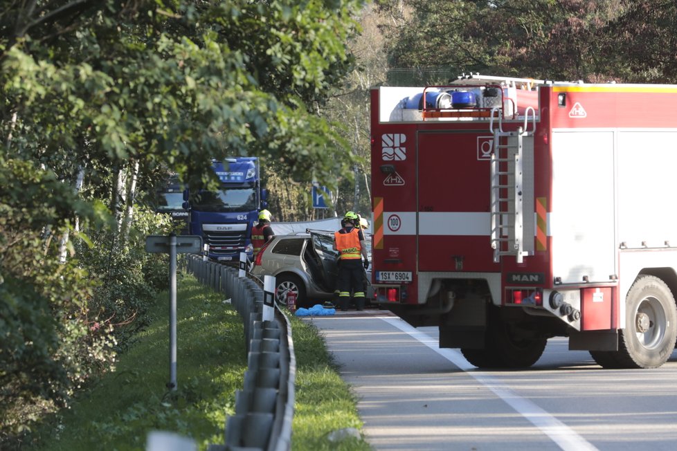 U Votice došlo k tragické dopravní nehodě, při které zemřeli dva lidé. Další byl s těžkými poraněními letecky přepraven do FN Motol.