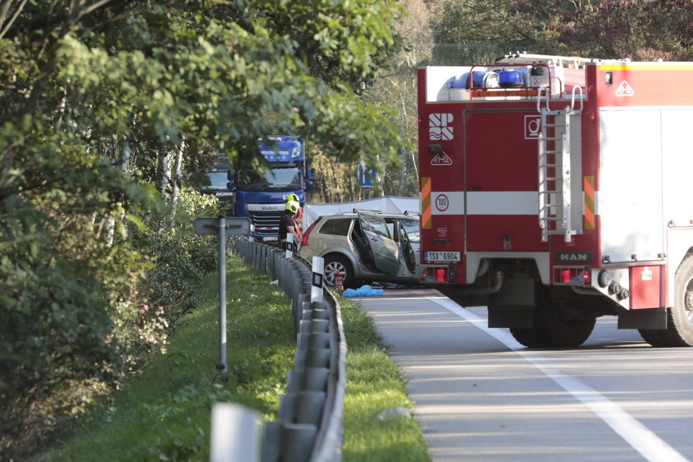 U Votice došlo k tragické dopravní nehodě, při které zemřeli dva lidé. Další byl s těžkými poraněními letecky přepraven do FN Motol.