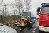 Tragická nehoda u Nepomuku: Srazil se autobus s autem, řidič zemřel