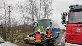 Při nehodě u Nepomuku na Plzeňsku zemřel řidič osobního vozu. V autobusu cestovali zahraniční turisté, dva utrpěli zranění.