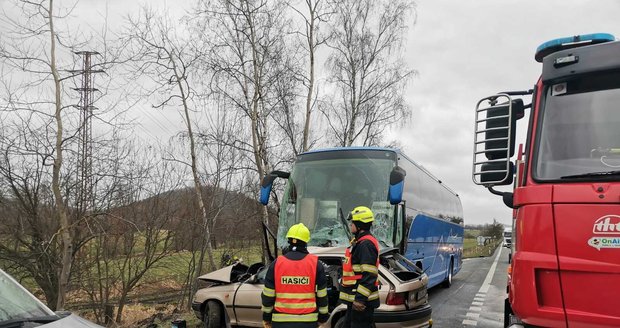 Při nehodě u Nepomuku na Plzeňsku zemřel řidič osobního vozu. V autobusu cestovali zahraniční turisté, dva utrpěli zranění.