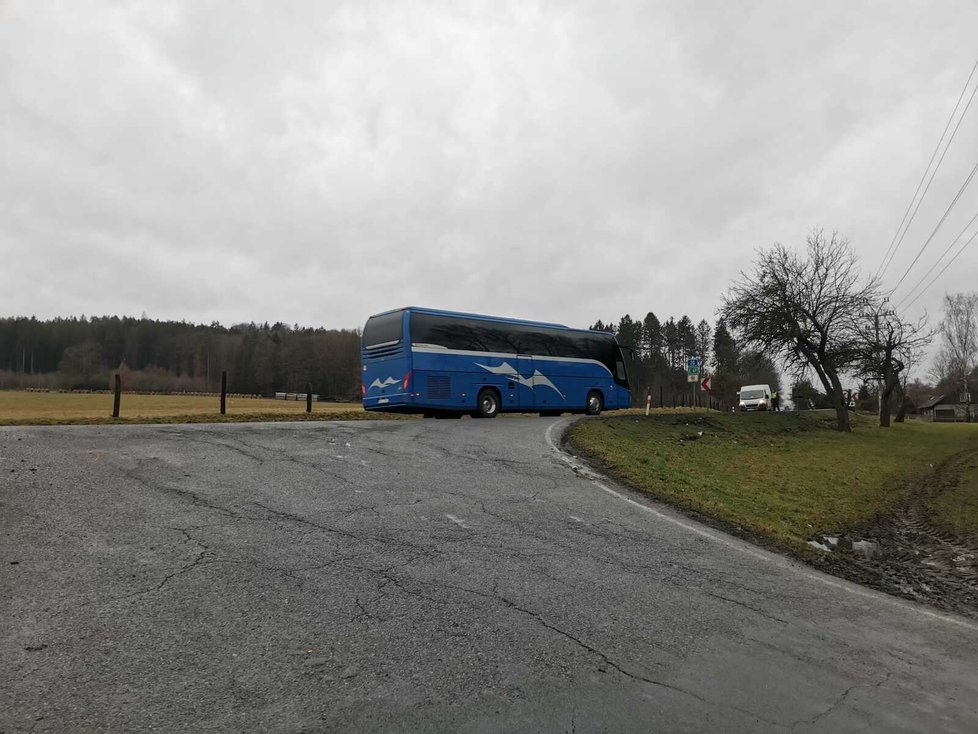 Při nehodě u Nepomuku na Plzeňsku zemřel řidič osobního vozu. V autobusu cestovali zahraniční turisté, dva utrpěli zranění.