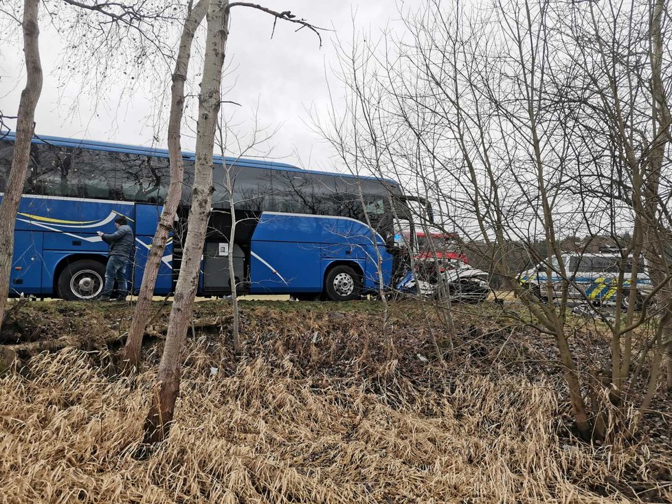 Při nehodě u Nepomuku na Plzeňsku zemřel řidič osobního vozu. V autobusu cestovali zahraniční turisté, dva utrpěli zranění.